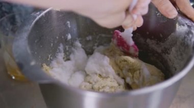 Ağır çekimde kase karıştırma içine hamur yoğurma