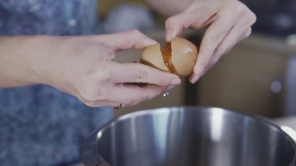 Köchin bricht ein Ei in Schüssel, Zeitlupe und trennt Eigelb von Weißem — Stockvideo