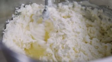 Karıştırıcı Kırbaçlanan krem. Ev hanımı karışımı bir krem kek için. Görünümü kapatın