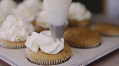 Pişirme torbası, kek yapma pudra kullanarak. Lezzetli muffin tereyağı krema koymak