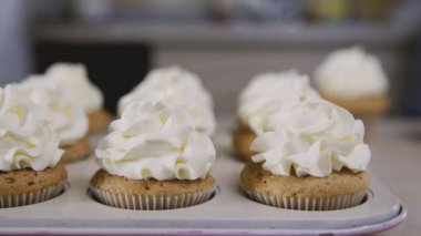 Fincan kek krem. Tereyağı krema lezzetli kekler, eve ekmek kavramı üzerinde