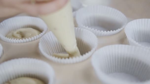 Mettere l'impasto in bicchieri di carta. Casalinga bakes in slo-mo — Video Stock