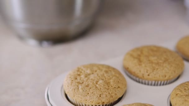 Sahne im Mixer aufschlagen. Hausfrau mischen eine Creme für Muffins. Nahsicht — Stockvideo