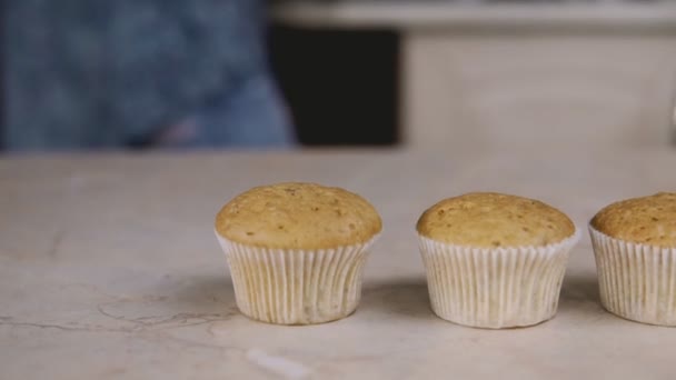 Νοικοκυρά στο υπόβαθρο για ψήσιμο στην κουζίνα νόστιμα muffins. Εσωτερικη με διαφάνεια — Αρχείο Βίντεο