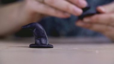 Baker içlerinin fondan şapka cadı için kek dekorasyon için yapar. Cadılar Bayramı kavramı