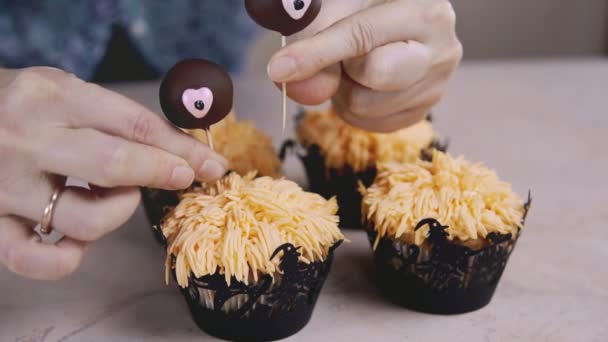 Csokoládé szemmel vicces cupcake mázolás. Halloween koncepció Muffin — Stock videók