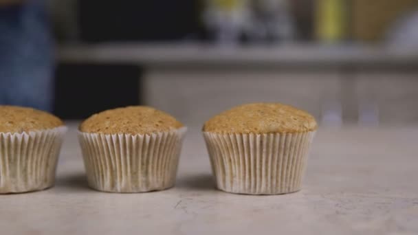 Femme au foyer à la cuisson de fond dans la cuisine délicieux muffins. Fermer avec diapositive — Video