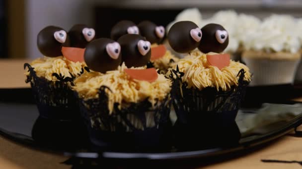 Cupcakes con sombrero glaseado y patas. Delicioso Muffin como bruja. Concepto Halloween — Vídeos de Stock