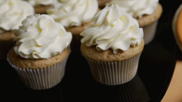 Cupcakes con sombrero glaseado y patas. Delicioso Muffin como bruja. Concepto Halloween — Vídeos de Stock