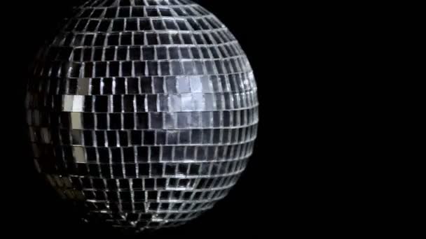 Boule miroir disco sur fond noir avec copyspace avec reflets. 4k UHD — Video