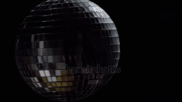 睨むと copyspace と黒の背景でディスコのミラーボール。4 k Uhd — ストック動画