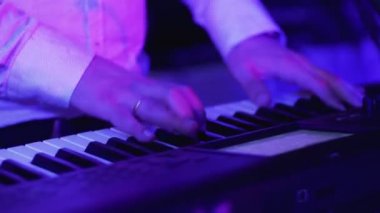 Klavyeci erkek el partide synthesizer oynarken closeup çekim. 4 k Uhd video