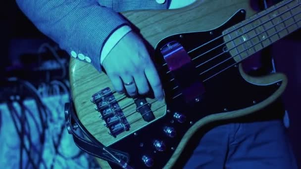 Guitarra Bass de cerca. Hombre tocando la guitarra en el concierto de rock. 4k UHD video — Vídeo de stock