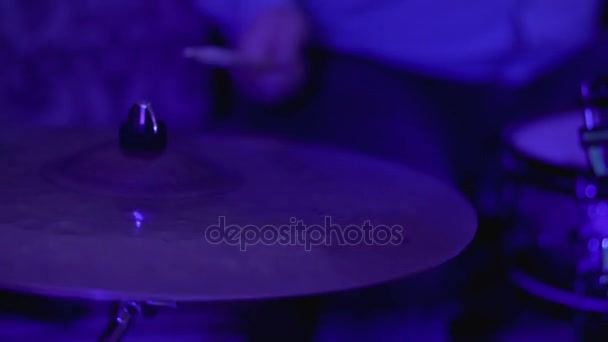 Músico tocando la batería en el concierto. Vista de cerca en 4k UHD — Vídeos de Stock