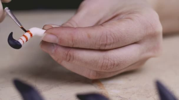 Baker fabrique des pattes de glaçage pour sorcière pour décorer le muffin. Concept Halloween en 4k — Video