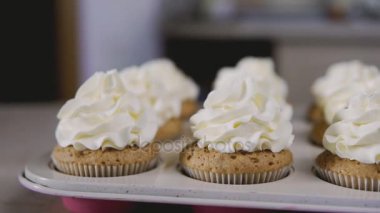 Fincan kek krem. Tereyağı krema lezzetli kekler, eve ekmek kavramı üzerinde