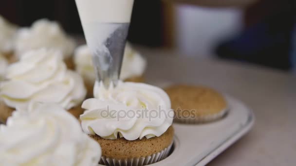 Versieren cup-cake met de crème. Home bakkerij concept — Stockvideo