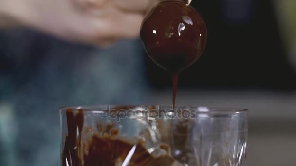 Baker hace bolas de chocolate para decorar magdalenas en concepto de Halloween en slomo — Vídeos de Stock