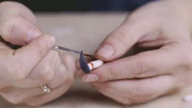 Baker buzlanma bacaklar cadı için kek dekorasyon için yapar. Cadılar Bayramı kavramı