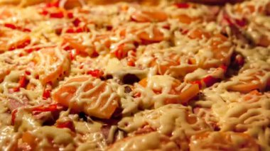 Yükselen Pizza fırın. 4 k timelapse. Ev yapımı ekmek kavramı