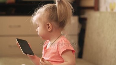 Kapalı telefon ile oynarken küçük bebeği. 4k vurdu