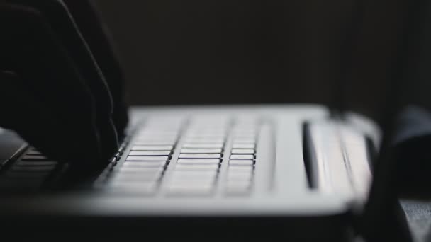 Silhouet van handen op toetsenbord van moderne laptop. Vingers typen van tekst. Close-up — Stockvideo