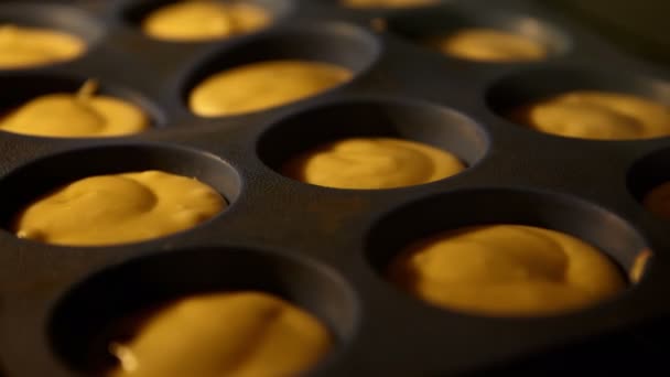 Muffins. Bakken in de oven. Tijd lapse beelden van koken Cupcakes. 4k Uhd — Stockvideo