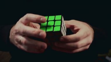 Minsk, Beyaz Rusya - 20 Kasım 2017: 3 x 3 x 3 Rubiks Cube çözme çocuklar elleri