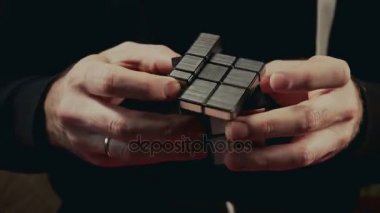 Minsk, Beyaz Rusya - 20 Kasım 2017: Rubiks Cube, ayna blok çözme çocuklar el