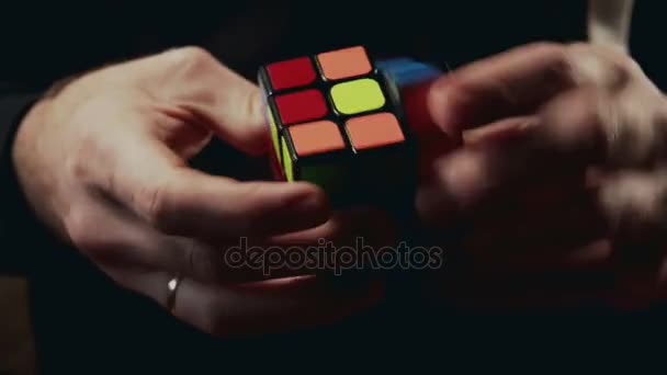 Mińsk, Białoruś - 20 listopada 2017: Chłopcy ręce usunięcie Rubiks Cube 3 x 3 x 3 — Wideo stockowe