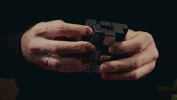Minsk, Vitryssland - 20 November 2017: Pojkar hand försök att lösa Rubiks kub — Stockvideo