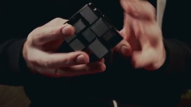 Minsk, Wit-Rusland - 20 November 2017: Jongens hand oplossen van Rubiks kubus, Mirror Block — Stockvideo