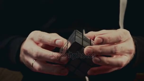 Минск, Беларусь - 20 ноября 2017 года: Мальчики вручную решают кубики Рубика, зеркальный блок — стоковое видео