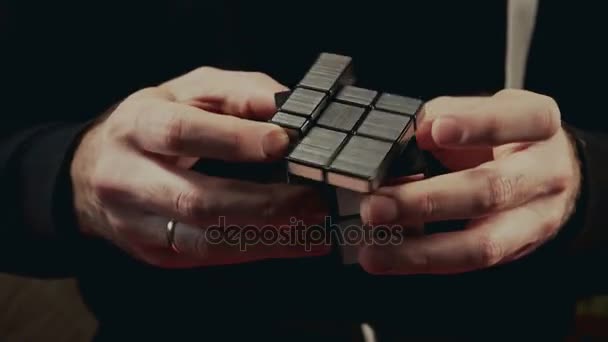 Minsk, Vitryssland - 20 November 2017: Pojkar hand lösa Rubiks kub, Mirror Block — Stockvideo