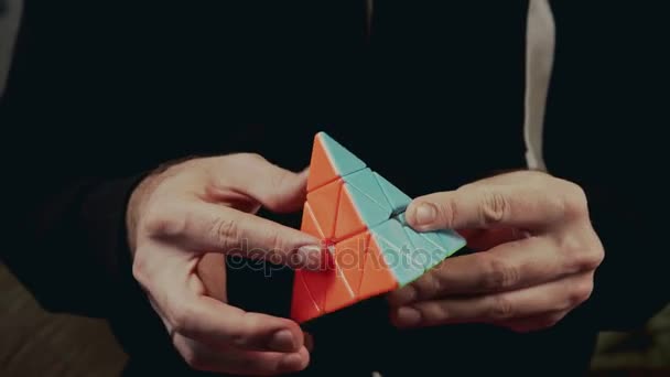 Μινσκ, Λευκορωσία - 20 Νοεμβρίου 2017: Αγόρια χέρια επίλυση Rubiks Pyraminx — Αρχείο Βίντεο