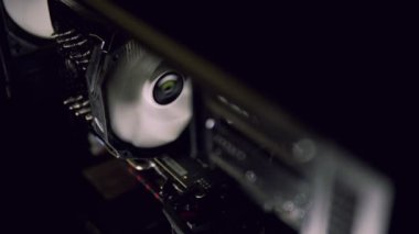 Beyaz bilgisayar boşaltmak ile karanlık bilgisayar soğutma fan