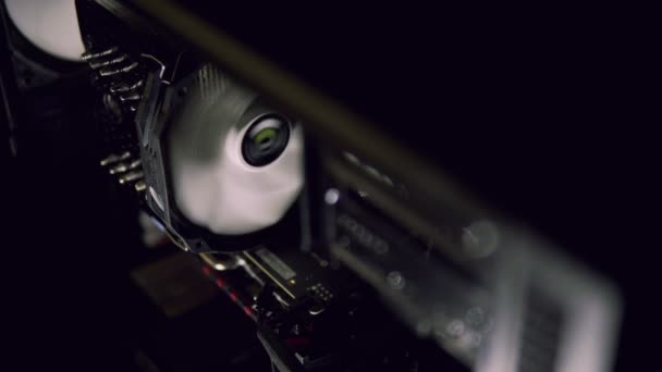 Beyaz bilgisayar boşaltmak ile karanlık bilgisayar soğutma fan — Stok video