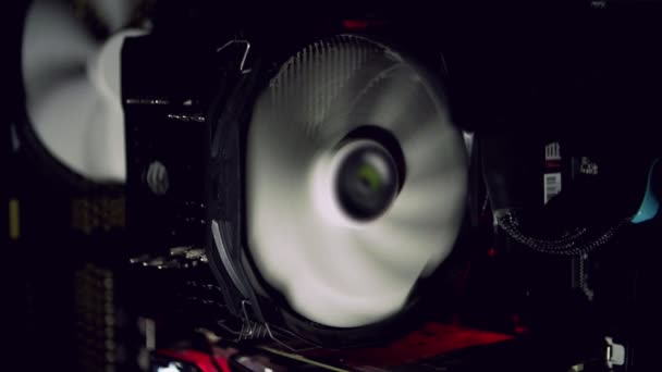 Вентилятор білого комп'ютера охолоджує темний пиловий комп'ютер. Запускається охолоджувач ПК — стокове відео