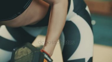 Güçlü atletik kadın yapıyor Dumbbell tezgah egzersiz Spor Kulübü