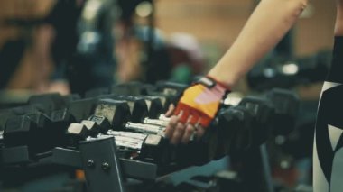 El eller kadın sporcunun onu iletken üzerinde ağır halter