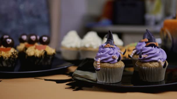 Decoração de cupcake com chapéu de gelo e pernas. Muffin como bruxa. Conceito de Halloween — Vídeo de Stock