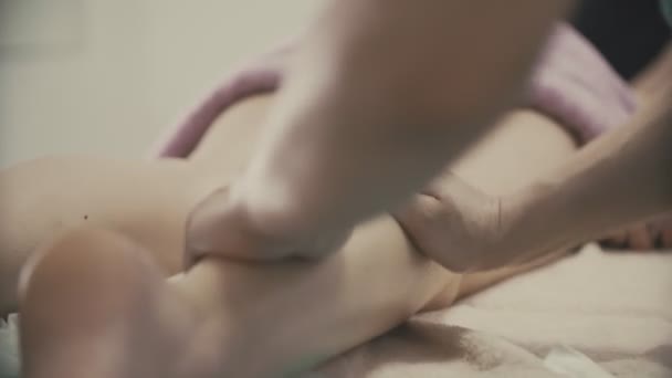 Mujer joven que recibe masajes en los pies en el salón de spa de belleza, de cerca. Concepto saludable . — Vídeo de stock