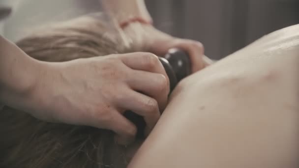Fisioterapeuta masculino dando masaje en el cuello a la mujer. Masajista masajeando cuello — Vídeo de stock
