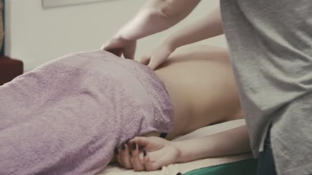 Procedure van vrouwelijke terug in spa salon massage. Closeup handen van masseur. — Stockvideo