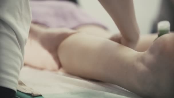 Mulher fazendo massagem nos pés no salão de spa, de perto. massagista amassa pé e perna — Vídeo de Stock