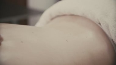 Yordamı ile sıcak taş spa salonda kadın geri Masaj