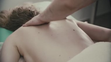 Yordam spa salonda kadın geri masaj. Eller masör.