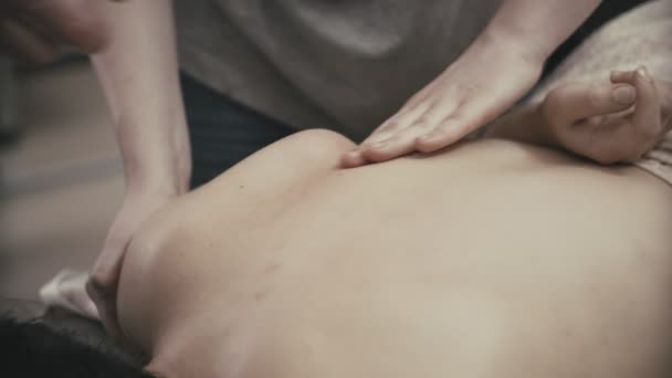 Massage förfarande tillbaka i spasalong. Massör massera rygg. Närbild händer — Stockvideo