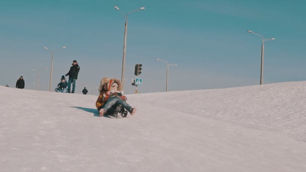 年轻的母亲和小女儿在雪橇户外玩慢动作乐趣 — 图库视频影像