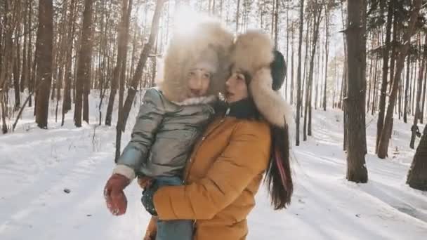 แม่และลูกสาวมีความสนุกสนานกลางแจ้งในสวนฤดูหนาว — วีดีโอสต็อก